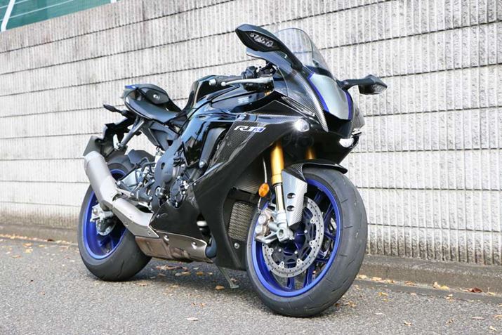 ́AʃO[h́uYZF-R1MvɎ悷BTCY2,055iSj×690iSj×1,165iSjmmŁAdʂ202kgBWf́uYZF-R1vƂ̓TCŶ͓́AdʂOp[cȂǂقȂ