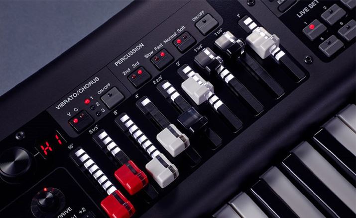 IKL̃XChʃRg[[łh[o[𓋍ځBFݒiCuZbgj؂ւۂLEDCWP[^[Ō݂̒lɊmFłȂǁAh[o[Ƃč쐫ƎF𗼗