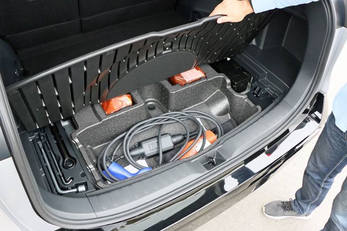 QbWXy[X̉ɃXy[X邪A[dP[u[Ă̂ŁAɉו邱Ƃ͂łȂ