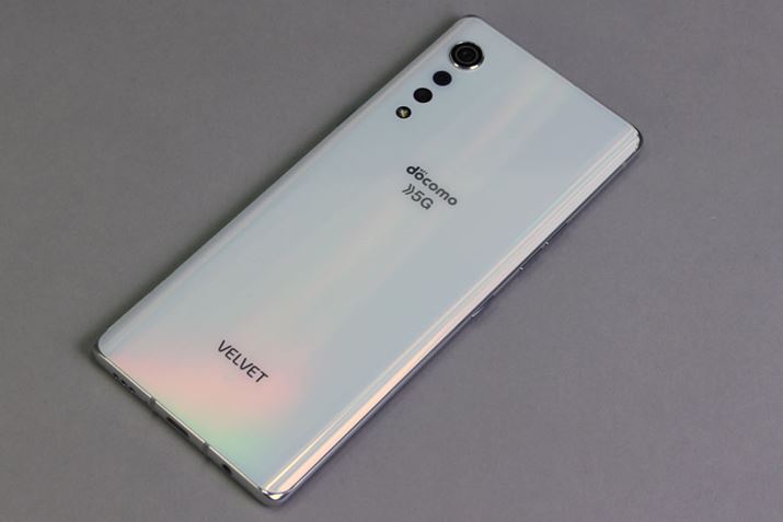 uLG VELVETv̔wʃfUĆAHC[WƂCJӂ̃fUCB̌؋@łI[zCg͓FɌ𔽎˂