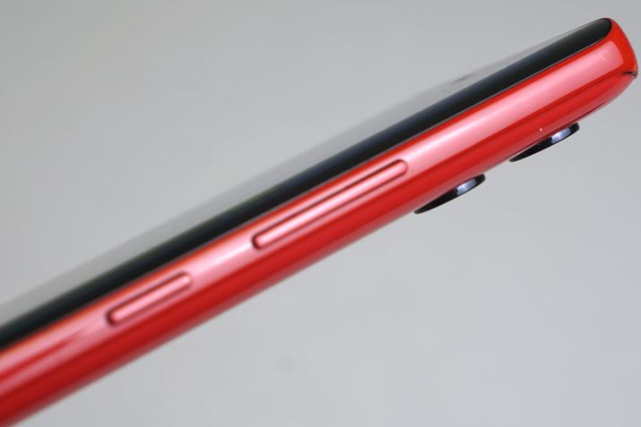 {fBEʂɃ{[Ɠd̊e{^zuBȂASIMɊւĂeSIM݂̂̑Ή̂߁ASIMJ[hXbg͔񓋍ڂ