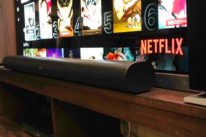 L@ELeruOU65X9400v̑OɁuSonos ArcvݒuB87mmŔw̒Ⴂerł͉B\