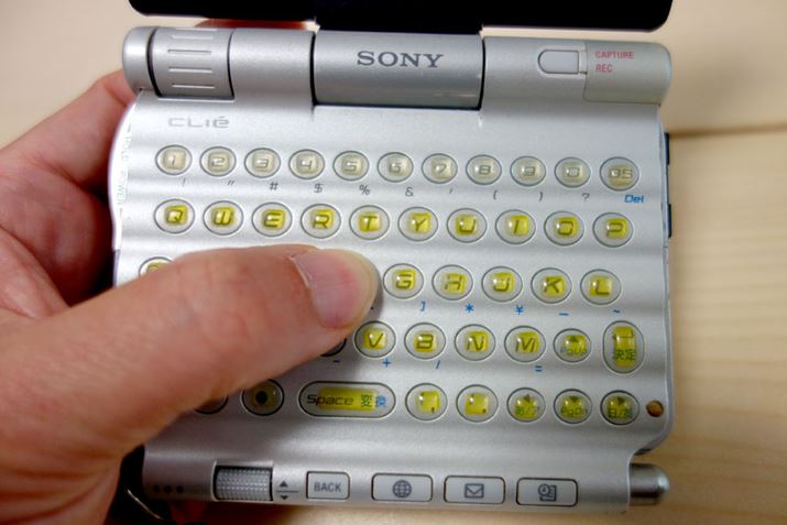 񂲏ЉĂUX50͗Fl̎؂蕨ŁAL[gbvɂ̓L[^b`PV[\Ă܂B邱ƂŃL[艟ނƂłA~X^CvȂ팸ł܂