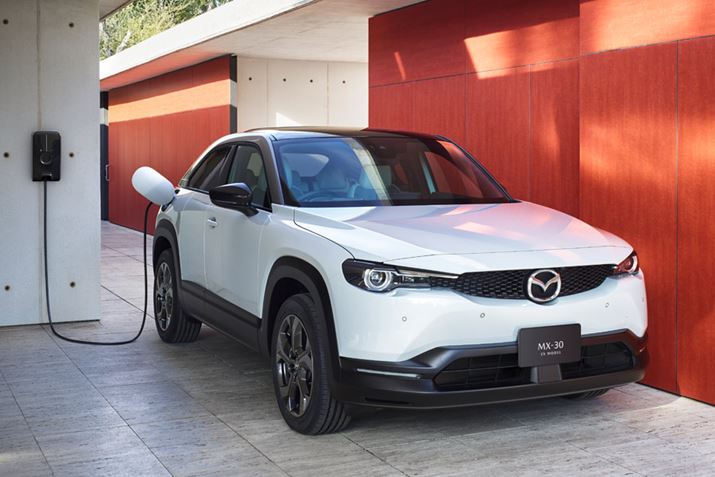 }c_̗ʎYdCԁuMX-30 EV MODELvA2021N128ɔꂽB35.5kWh̃obe[𓋍ڂAqWLTC[h256kmB쓮p[^[̍ōo͂145PSAőgN27.5kg-m𔭐Bi̓x[XO[h́uEVv451~iōj