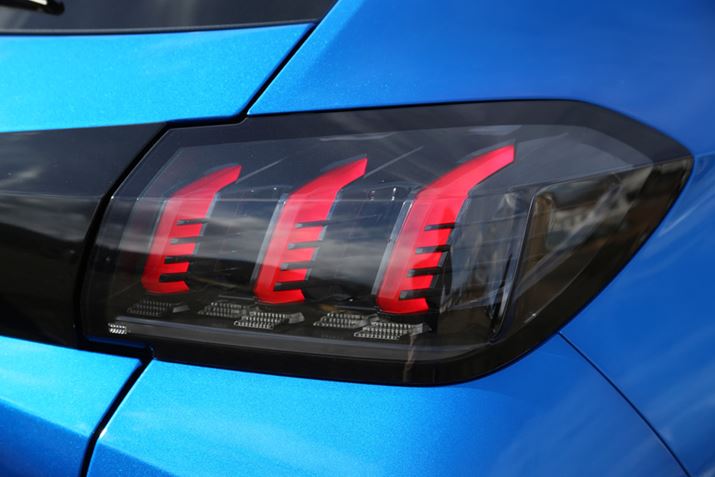 V^ue-208ṽwbhCge[ṽfUCɂ́ACI̎O{܂̃`[t̗pĂ