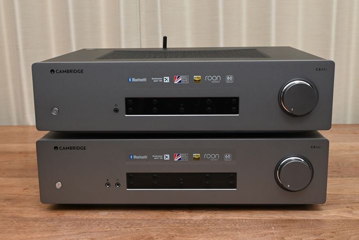 CXV[YɔׂĊOÂ߂̃Vo[dグɂȂuCXA81viʐ^jƁuCXA61viʐ^jBuCXA61v́Atg3.5mmAiO͂pӂĂ