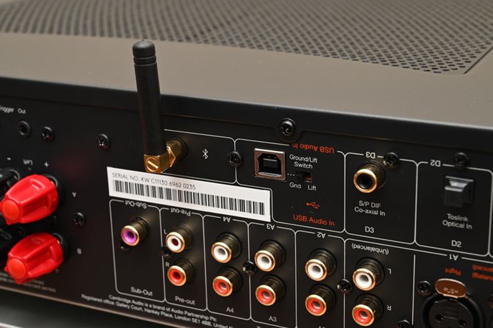 CXV[Y̓IvVBluetoothV[o[BluetoothΉĂAVf͖{̓ƂȂBR[fbNSBC^aptXɉAaptX HDɐVɑΉA荂ȃXjO\ɂȂ̂|Cg