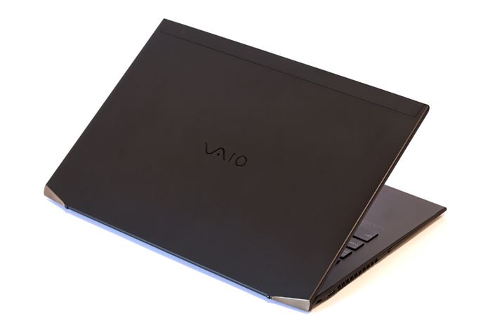 fނ̓𐶂AȐō\ꂽfUCB܂łVAIOƂ͕͋CЂƖႤBʐ^͒ʏ탂fAv~AGfBVƂėpӂuSIGNATURE EDITIONv̓J[{t@Co[̑@ۖڂʂȓh{