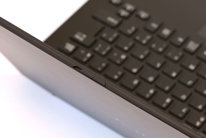 WebJ͏Yh镨Vb^[tB̃rfIcj[Yɉ邽߁AWebJ͖207f̍fŁA}CNXs[J[\Ȃ̂𓋍ڂĂ