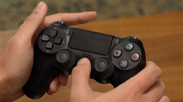 ܂́AuDUALSHOCK 4vShare{^PS{^𓯎ɒBLEDFɓ_łƁABluetoothڑ[hł