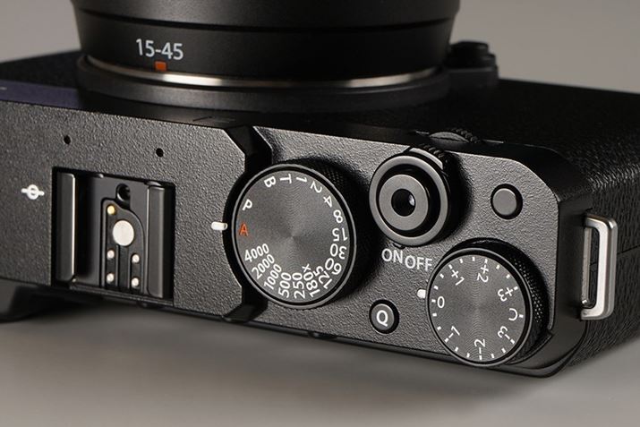 ʉEɃVb^[Xs[h_CƘIo␳_C𓋍ځBVb^[{^_Cɂ́AvOAEɐ؂ւP|WVVɒǉ܂B{^ނł́At@NV{^̂قANbNj[ĂяouQ{^vʂɔzuĂ܂