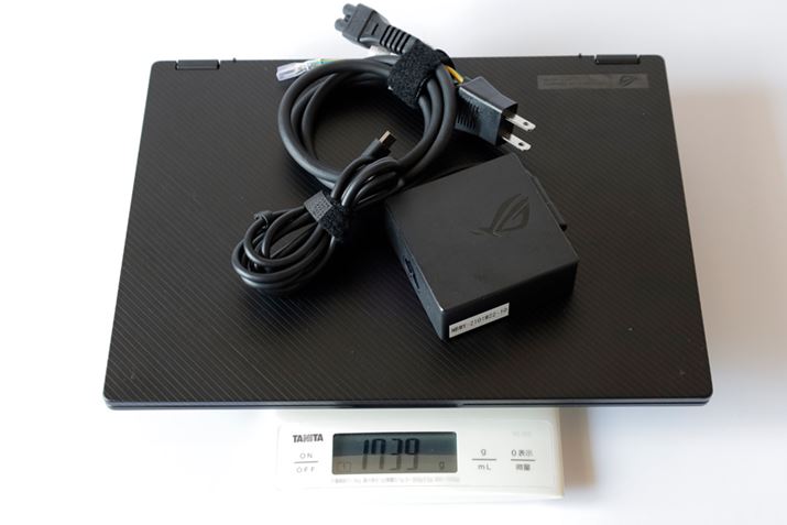 USB Type-CڑACA_v^[B{̂ƍ킹dʂ1739gBACA_v^[ƈꏏɎ^łɂȂȂd