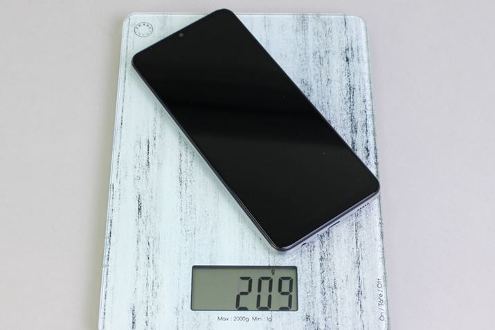 200g𒴂{fB́A߂̑^iރX}[gtH̒łdق