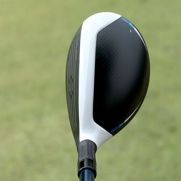 NẼtF[XSʂƃgDEq[ɂ荞񂾃zCgp[cɂāAu[ĥ悤ɌfUC͑O삩瓥PĂ܂BO̓J[{NE̐F̂łA͂Ȃ荕ȂĂ܂