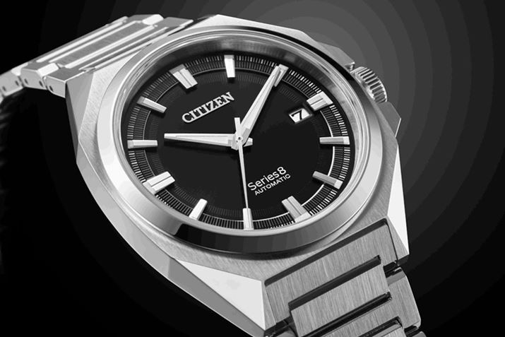 uCal.9051v𓋍ڂuV[Y8 831 MechanicalvBuV[Y8 830Mechanicalvō̗pꂽAł₩Ŗʂ̔ۗ8p`̃P[XɁAVvȕՂgݍ킹ĂBO܂ŐLтsGbŴjƁA݂ɔzuꂽCfbNX̓Xs[hoBđe߂ɎdグwACH͋ۂ̃xǵAƂfUCɎdグ邱ƂŁAP[XƂ̈̊Ă