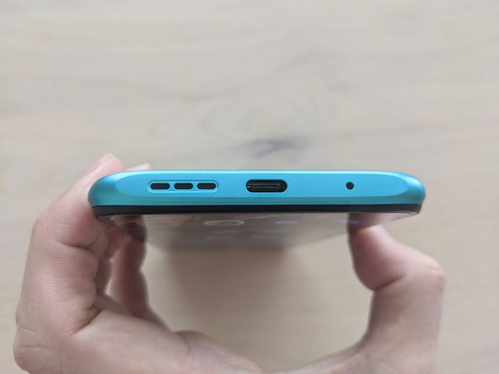 ʂɂ͏[dƃf[^]pUSB Type-C|[g܂B܂AʂɂXs[J[ĂAXeITEhy߂܂