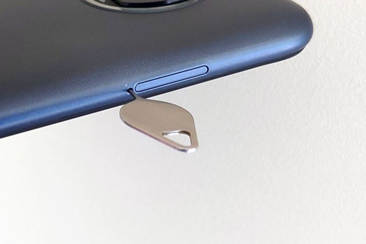 SIM�J�[�h�̍����ւ��ɂ́A�g���[�𔲂��o���s�����K�v�ȂǁA�n�[�h���������B���̓_�AeSIM�Ȃ�A�����I�ȃJ�[�h�̍����ւ����s�����ƂȂ��A�N�ł��ȒP�ɒʐM�T�[�r�X��؂�ւ��Ďg����