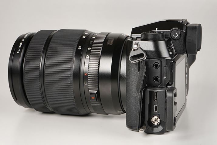 C^[tFCXƂāA}CN[qAwbhz[qAUSB Type-C (USB3.2 Gen1x1)AHDMI}CN[q (Type D)AVN^[~i𑕔BUSB[q͓dItł̏[dƓdIł̋dɑΉĂi摜͕t̃P[uveN^[𑕒ԁj