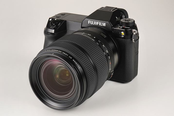 GFX100SɕWY[YGF32-64mmF4 R𑕒C[WBtTCYŌ΁AJF2.8ʂ̕WY[YɎgł郌YBY܂߂dʂ͖1775gƂȂ