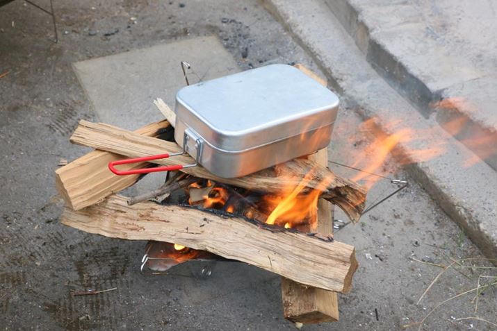 ׂ߂̐dSgNɂȂ悤ɔzuȀɃXeBuĂ݂ƂA܂悤Ɍ̂ASgNƂđpĂdRĕꗎuԂɃXeBXĂ܂BuɋCt̂Œg͂ڂȂAĂԁiʔjg΂܂Ȃ