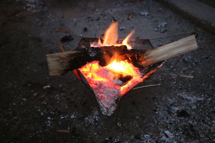 Ώ̉Ύɂ悤ɐdׂĂƁAقǂ悭オ΂ێ₷B^ԂɔMȀɒudɉ΂ڂRĂlqɖ₳