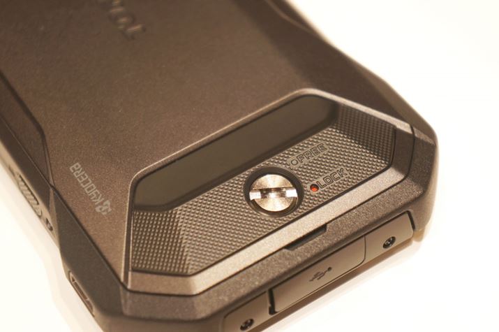 u^O߂̑傫ȃlWTORQUEV[YŎ󂯌pĂʃ`[tB{fBʂɃLbvłꂽUSB Type-C|[g𑕔