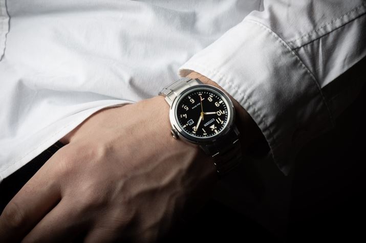 ʐ^́AuX^_[h X^C vX AW1620-81Ev̒pBP[Xa42mmP[X11.4mmƂԂłAۂ݂ɕx񂾃tHƃgȃtFCX䂦ACɃu[郋bNXł