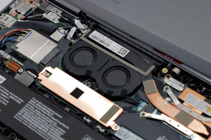 ^t@2Aobe[쓮ԂƃptH[}X𗼗B̂cq̂悤ȃt@ThinkPad X1 Carbon Gen 9ɂ̗pĂ