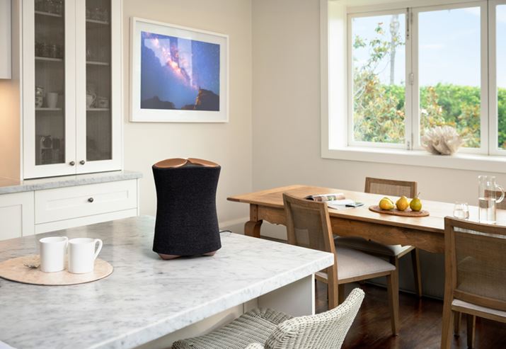 \j[360 Reality AudioΉCXXs[J[ɓoꂵAuEcho StudiovȊOł̃Xs[J[g360 Reality Audiǒ̑I