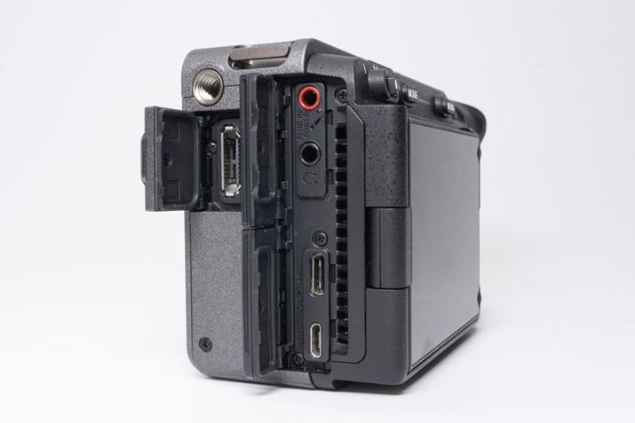 ʂɂ̓tTCYHDMI|[gA}CN[qAwbhz[qAmicroUSB|[gAPDiPower Deliveryjɂ}[dɑΉUSB Type-C|[gĂ܂B܂AOAfBXvĈɔrMp̏c̃Xbg邱Ƃ킩܂