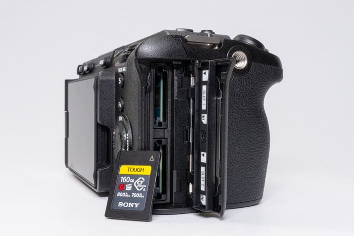 Obvɂ͊JbN@\fBAXbg2𓋍ځBCFexpress Type ASD[J[hɑΉAL^AU蕪L^ł܂