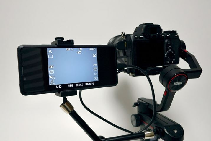 ̓JWoɍڂAWoɑA[̏ɃX}zz_[ƁuXperia PROvtAHDMIP[uŐڑAƂZbgAbvłBAv́uOj^[vƂ̂܂܃YoȖÓA\j[̃vCXg[igpĂ܂