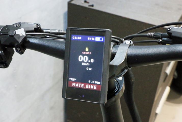 AVXg[h⑬xAobe[cʂȂǂ̓nhɑꂽfBXvCŊmFłBAVXg[h5iKpӂĂAő80km̃AVXgs\BȂ݂ɁAfBXvCɓڂꂽUSB|[gŃX}[gtHȂǂ[d邱Ƃł