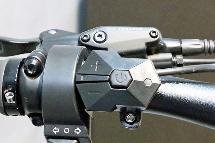 Rg[[́u-v𒷉ƁAy_𑆂Ɏ6kmŐiށuEH[N[hvɐ؂ւBȂARg[[̉ɃECJ[̃XCb`邪A{Ŕ̔MATE X 250ɂ͑Ȃ