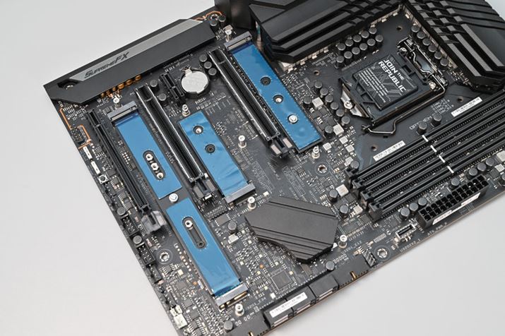 CPUPCI Express 4.0ΉA{̂M.2XbgȂ葝ĂBq[gVNfނӂ񂾂ɍ̗pAq[gVN̏dłSSDTh邱ƂŁAʓIȔrM\ƂȂĂ