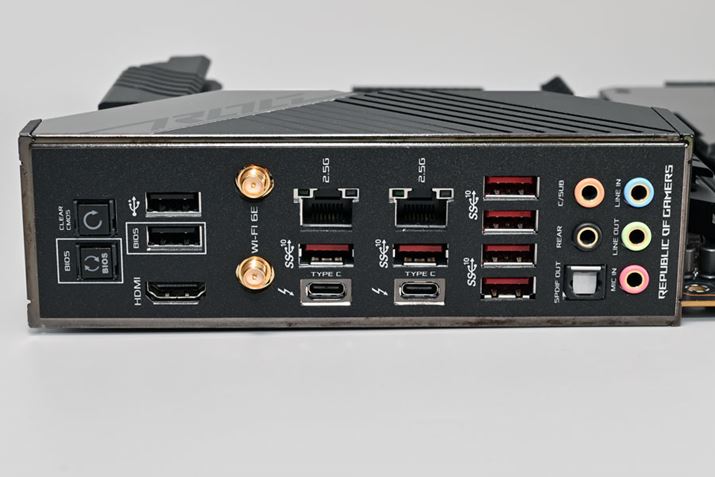 nCGh}U[{[h炵AWi-Fi62.5GbELANAThunderbolt|[gACMOSNA{^BIOSAbvf[g{^ȂǁAobNplI/OȂ[Ă