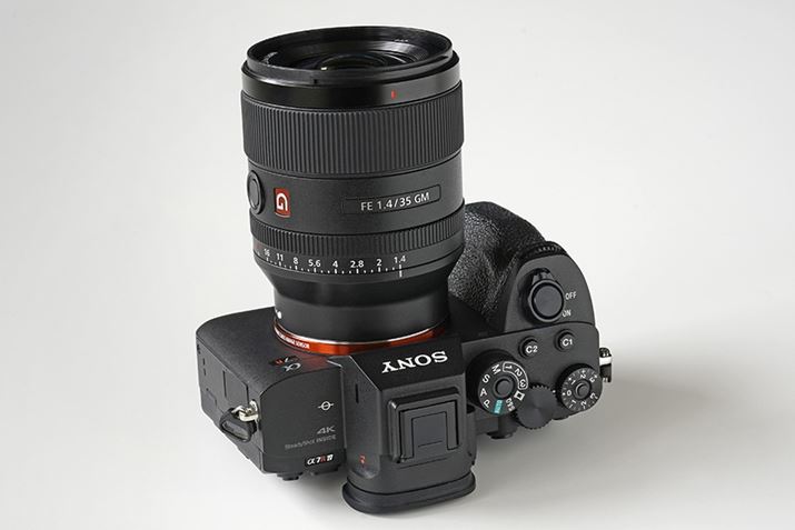 tH[JVOɂSωȂAOʂ]ȂCi[tH[JX̗pBMF̑슴ɂĂAtH[JXȎɑ΂ăX|X悭ujAEX|XMFv̗pĂBtB^[áuFE 24mm F1.4 GMvƓ67mm