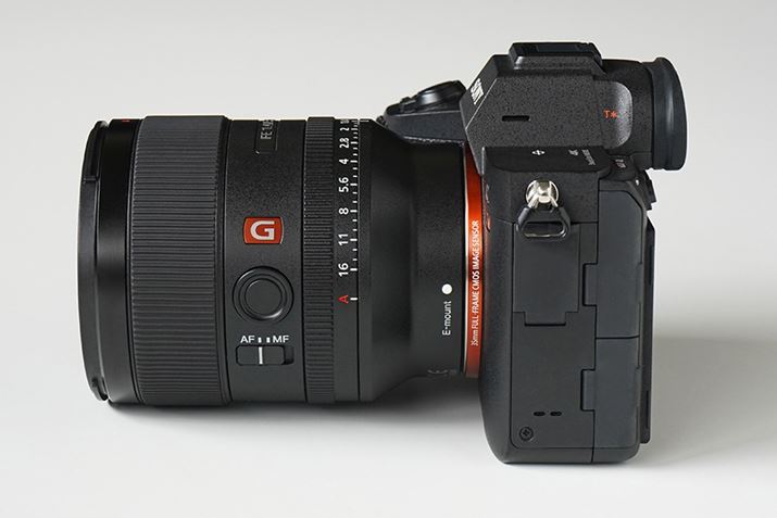 ̍葤ɁACӂ̋@\蓖ĂtH[JXz[h{^𓋍ځBtH[JX[hXCb`葤ɔzuĂ