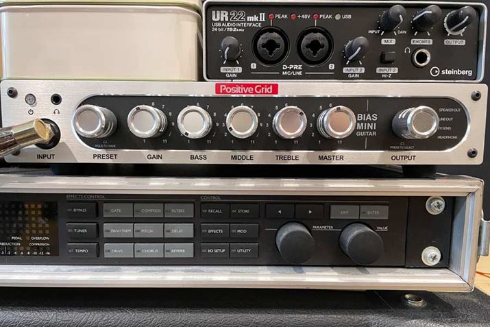 BIAS Mini Guitar͂ƂĂTCYRpNgȂ̂ŁAق̋@ނƏd˂ĒuĂ܂