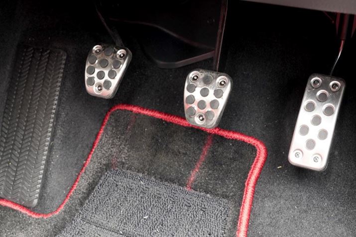 ey_͂ꂼꓥނƂő傫ȉZbeBOɎdĂĂ܂B}Ci[`FWŁAu[L̓T[Lbgsɂɋ