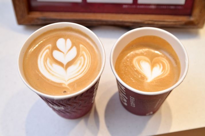 ̓X`[~NՂ̃GXvb\utbgzCgvBE͂GXvb\̃r^[y߂uR^[hvBJtFeJv`[mƂ͂قȂ閡킢ŁAił