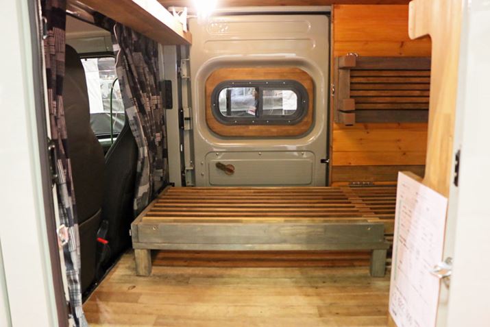 hAɂ̓plނoɂȂcĂ̂ẪZX▭B^]ȂƉב̊Ԃɂ̓J[epӂĂ