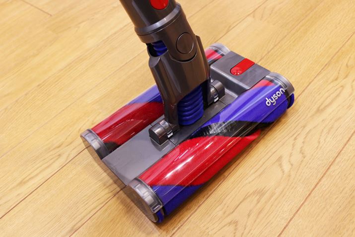 Dyson Omni-glideɍ̗pĂuOmnidirectional FluffyN[i[wbhv́AʓIȑ|@uV1{As傫Ȃ܂A208mmƃRpNg