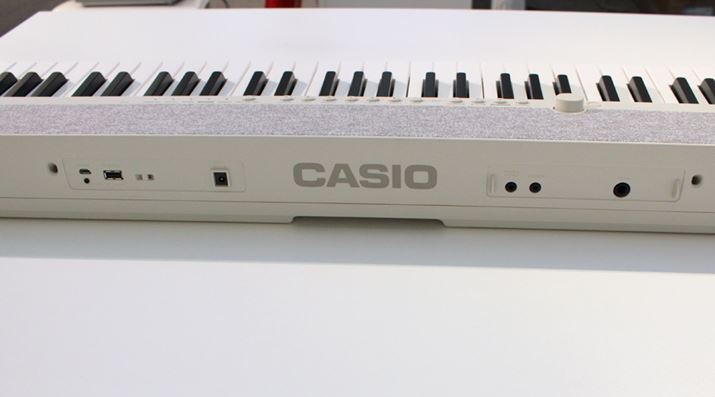 {̔wʂɂ3.5mmXeI~jWbNo͂ĂAwbhzڑĉtAI[fBI@ɊOo͂Ė炷Ƃł