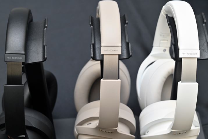 XC_[̃^fނ̕\ʎdグAzCgJ[ɍ킹ĕύXĂ