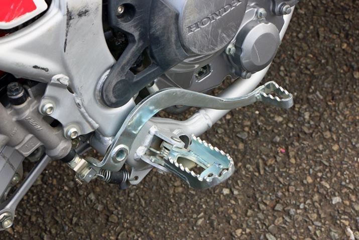 Xebvƃy_It[h}V炵́BZԂ́uCRF250 RALLYvƂ͈قȂAXebvƃy_Ƀo[͑ĂȂ