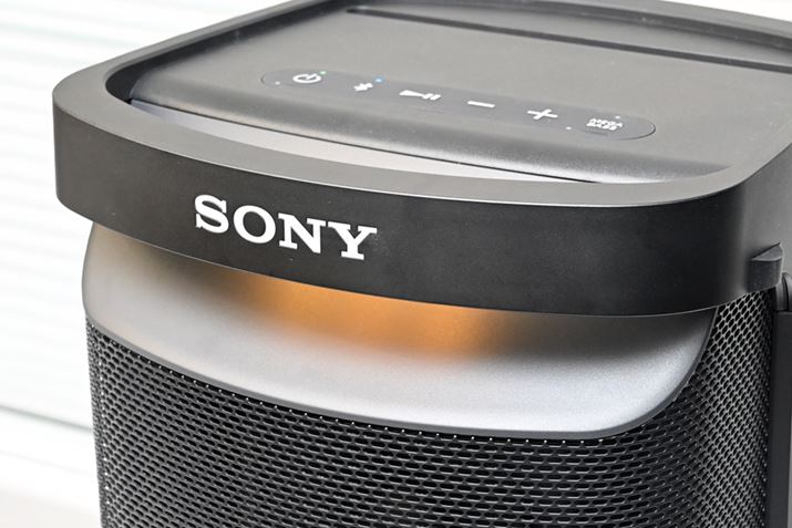 uSRS-XP500v́Anh̓ɃCeBO@\pLED𓋍ځB܂ł̃\j[BluetoothXs[J[ɔׂƁACeBO@\̎咣͏Ȗڂ