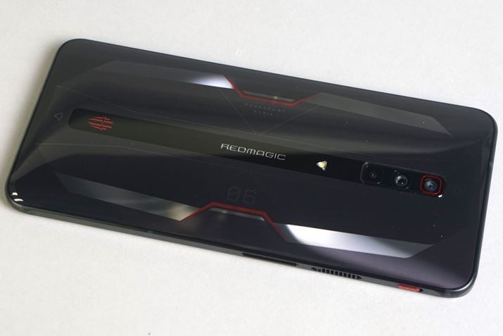 hȔwʂ̃fUCAʂȂASɃEhĂ邽߁AQ[vCۂ̉̃z[hɂ