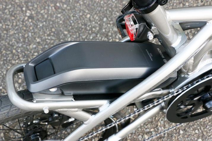 obe[{bVBԑ̂̒ɋ߂ʒuɓڂ邱ƂŁAdSɂ^Bobe[eʂ300Wh i36V/8.4AhjŁAobe[cʃ[̏Ԃ疞[dɂȂ܂2.5Ԃ