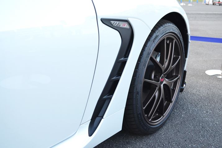 V^uBRZv̓̂ЂƂƂȂĂAtgtF_[ɔꂽGAAEgbgɂ́AuSTItgtF_[K[jbVvĂ